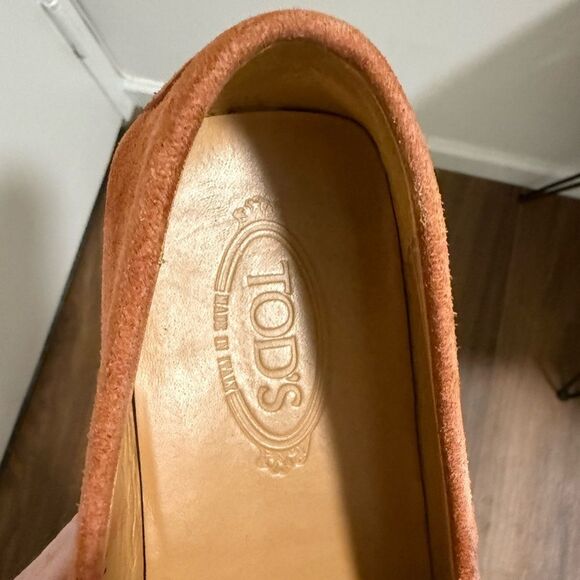 Tod’s Men’s Rust Suede Loafers. - Picture 4 of 7